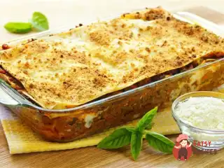 Лазання з ковбасним фаршем та шинкою