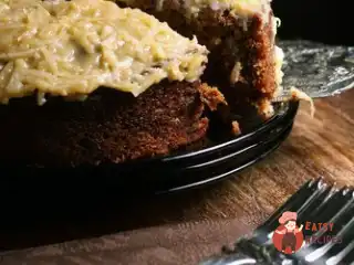 Шоколадний торт з кокосом і горіхами пекан