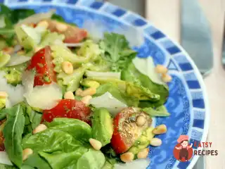 Салат з фарфалле, помідорами та соусом песто