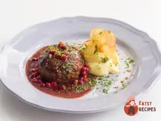 Котлети з яловичини з картопляним пюре та журавлинним соусом