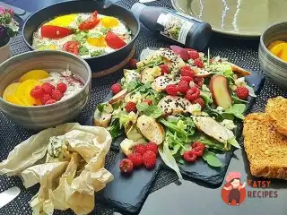 Літній салат з персиком курячим філе-гриль та малиною