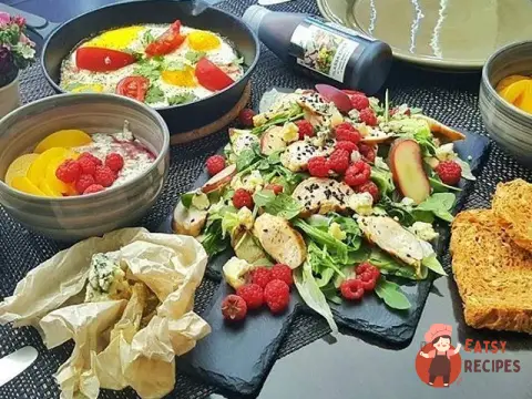 Літній салат з персиком курячим філе-гриль та малиною