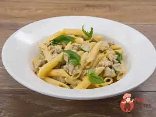 Пенне з ковбасками та гірчицею