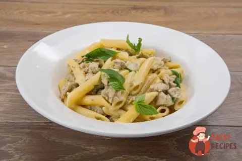 Пенне з ковбасками та гірчицею