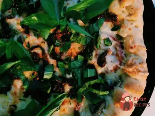 Піца з баклажанами та в'яленими томатами