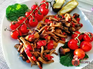 Смажені опеньки з овочами