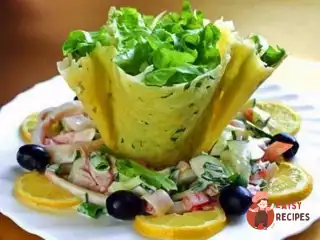 Салат у кошиках із пармезану