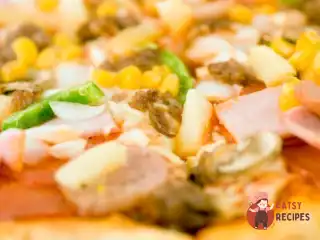 Піца з ананасами, ковбасою, солодкою кукурудзою та томатами