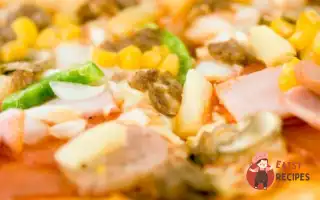 Піца З Ананасами, Ковбасою, Солодкою Кукурудзою Та Томатами