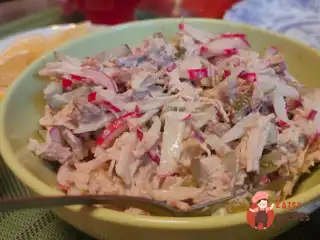 Салат з яловичини та курки з редисом та солоними огірками