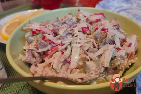 Салат з яловичини та курки з редисом та солоними огірками