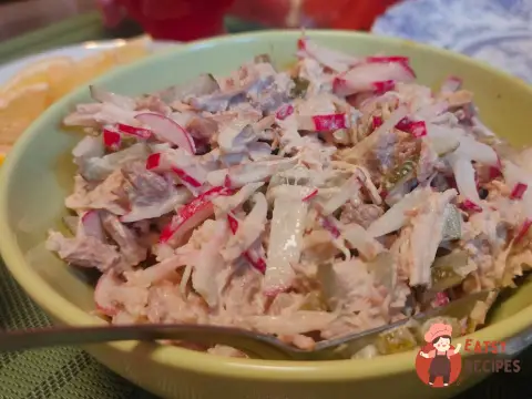 Салат з яловичини та курки з редисом та солоними огірками