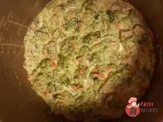 Курка з броколі та морквою, тушкована у вершках