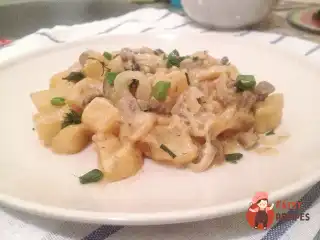 Соус з печерицями та картоплею