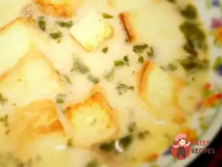 Сирний суп з куркою, печерицями та грінками