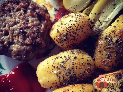 Відварена картопля з м'ясними їжачками