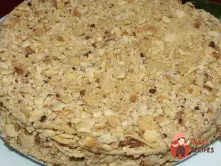 Торт «Наполеон» із заварним кремом та горішками