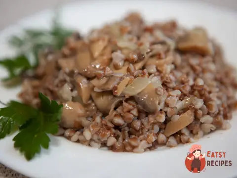 Запечена гречка з м'ясом та грибами