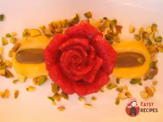 Полуничний сорбет з лимонним кремом та фісташковою пастою