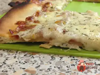 Піца з грудинкою та цибулею-шалот