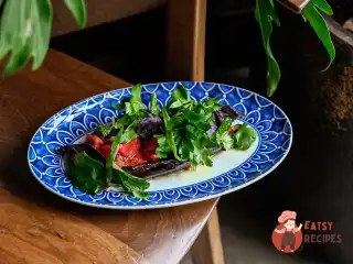 Печений баклажан з тахіні та томатами