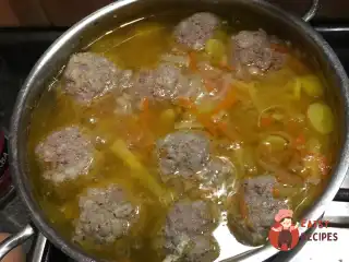 Низькокалорійний суп із фрикадельками
