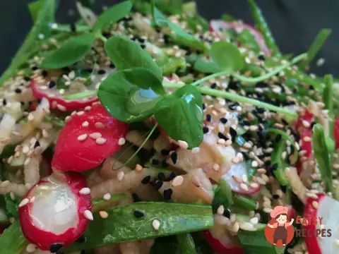 Весняний салат з горошку та редьки з кунжутом.