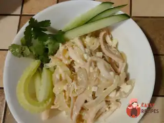 Салат з кальмарів зі смаженою цибулею