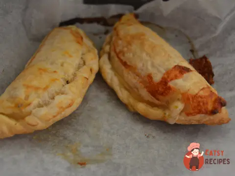 Кальцоне з моцарелою та помідорами чері