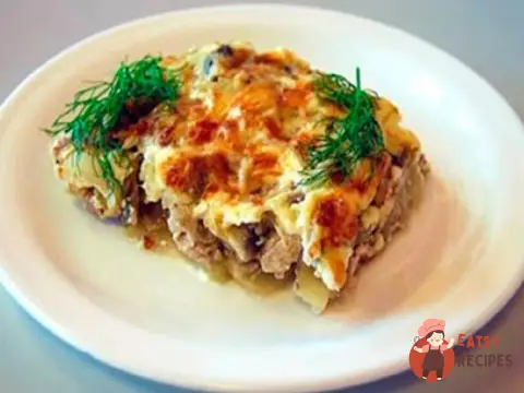 М'ясо по-французьки з картоплею, помідорами та сиром
