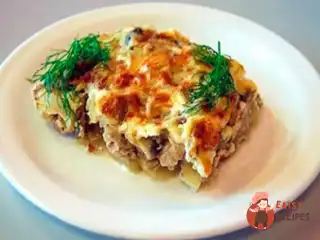 М'ясо по-французьки з картоплею, помідорами та сиром