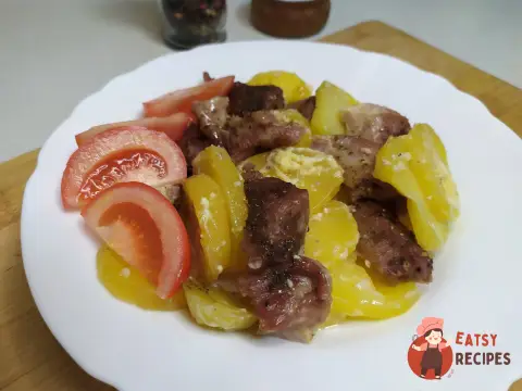 Свинина з картоплею у фользі