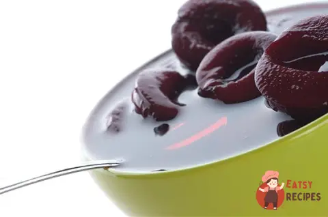 Сливовий компот із корицею