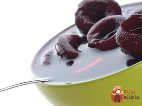 Сливовий компот із корицею