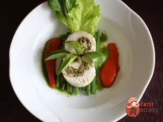 Курячі рулети з фісташковою начинкою