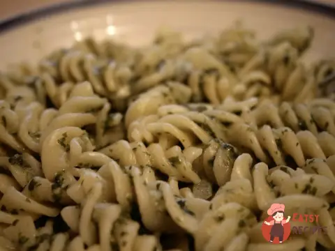 Макарони з соусом зі шпинату