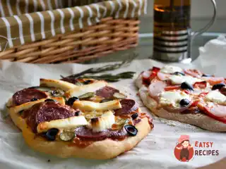 Міні-піца з копченою ковбасою та сиром