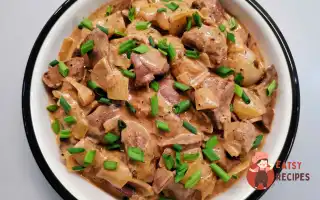 Печінка з цибулею в сметані