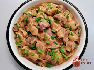 Печінка з цибулею в сметані