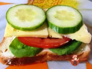 Бутерброд з сиром та помідором або огірком