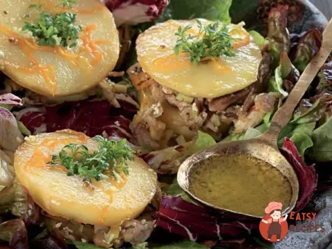 Теплий салат із цесарки зі смаженими яблуками