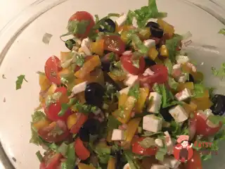 Салат з м'яким сиром та маслинами