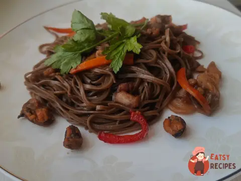 Гречана локшина з морепродуктами