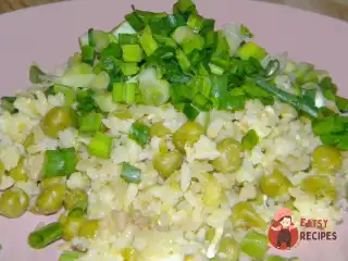 Рис з яйцем, горошком та соєвим соусом