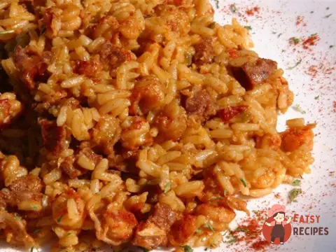 Джамбалайя з копченими ковбасками та гострим томатним соусом