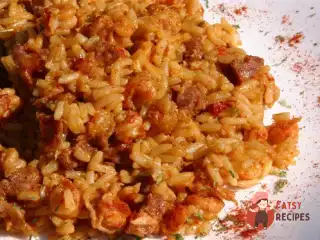 Джамбалайя з копченими ковбасками та гострим томатним соусом