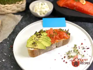 Авокадо-тост із слабосоленою фореллю