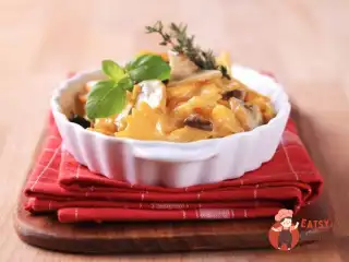 Запечена паста з гарбузом та грибами під сирною скоринкою