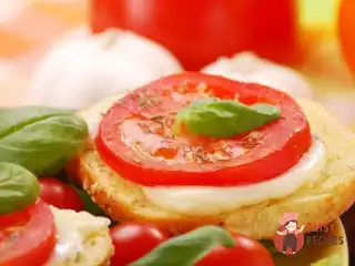 Гренки з козячим сиром та соусом