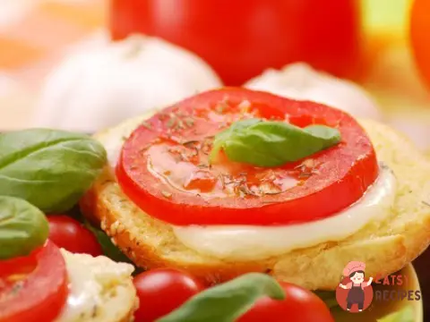 Гренки з козячим сиром та соусом